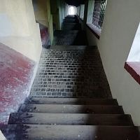 časť drevených schodov