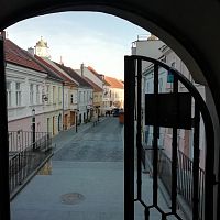 východ z Farských schodov na Ulicu farskú, ktorá vyúsťuje na blízke Mierové námestie