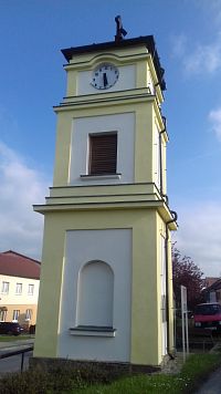zvonica s hodinami a zvonom