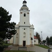 pohľad na vstavanú vežu so vstupom do kostola