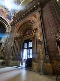 po bokoch vstupných dverí sú sochy sv. Cyrila a Metoda, ktorí na Veľkú Moravu prišli v roku 863