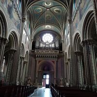 pohľad na organ nad vstupom do kostola a kruhové okno nad ním