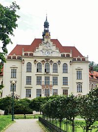 Praha 8 - Karlín - Lyčkovo náměstí s secesnou budovou školy