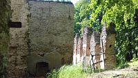 pohľady na ruiny kláštora pri jeho obchádzka