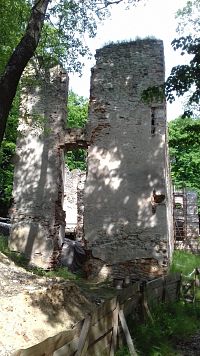 jeden z múrov kláštora