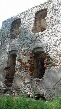 jeden z bývalých múrov kláštora