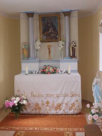 pohľad na oltár v kaplnke