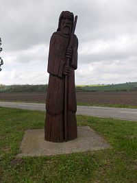 drevená socha pustovníka