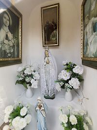 Panna Mária obklopená kvetmi a obrazmi