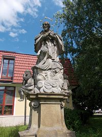 socha po reštaurovaní, podstavec pôvodný