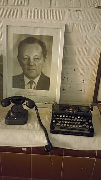 starý písací stroj a telefón