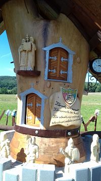 orloj s dvoma dvierkami, v ktorých sa v určité celé hodiny objavujú drevené rozprávkové figúrky