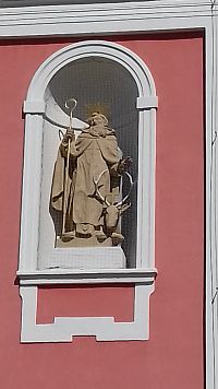 jedna z dvoch sôch po boku vstupu do kostola