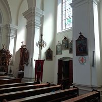 bočná stena kostola s krížovou cestou