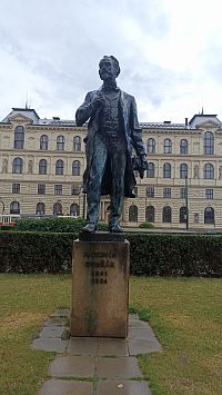 socha Antonína Dvoráka pred budovou Rudolfina