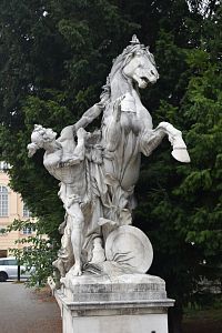 socha koňa s mužom