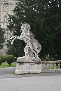 socha kona pri vstupe na námestie od Museumplatz