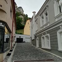 vstup z Mierového námestia do Matúšovej ulice, pohľad na časť hradu