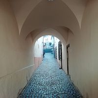 vydláždená stará úzka ulička Marka Aurélia