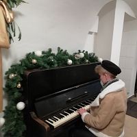vianočne vyzdobený klavír i celé predsieň