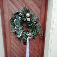 vianočný veniec na dverách budovy
