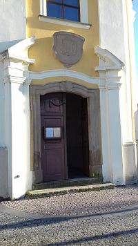 vchod do kostola s erbom rodu Choryských