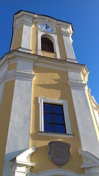 veža kostola s erbom