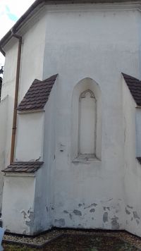 gotické okno zakončené jeptiškou
