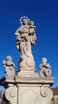 Panna Mária Immaculata s Ježiškom na rukách a dvaja anjeli