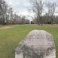 základný kameň pomníka z roku 2000, pomník doteraz nestojí