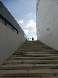 schody vedúce na strechu