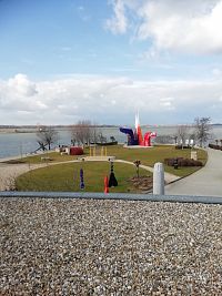 pohľad zo strechy na časť vonkajšej expozície a Dunaj