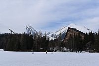 zamrznuté pleso, tatranské štíty, hotel Patria aj skokanský mostík, všetko v jednom