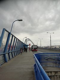 zastávka autobusa na konci mosta