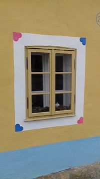 detail výzdoby okna, v rohoch srdiečka