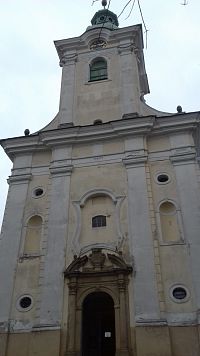 priečelie kostola s portálom zdobeným erbom Kryštofa Pruskovského z Pruskova a jeho manželky Márie Rozálie