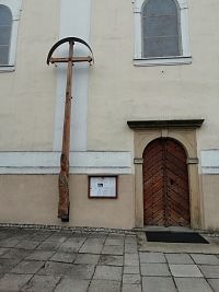 bočný vchod, ktorým sa vchádzalo do kostola