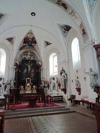 hlavný oltár a biele steny s občasnou vymaľovkou