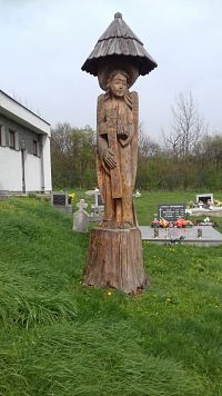 jedna z dvoch drevených sôch pri dome smútku