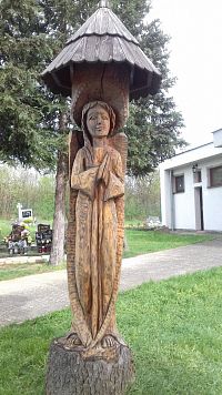 druhá drevená socha pri dome smútku za kostolom, na cintoríne