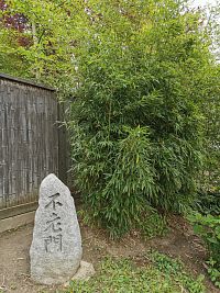 vstup do záhrady pri bambuse