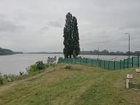 sútok Váhu a Dunaja, za plotom Dunaj, vľavo Váh Komárno - sútok Váhu s Dunajom
