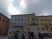Piazza del Giglio ( Ľaliové námestie ) so sochou Giuseppa Garibaldiho Taliansko - Toskánsko - Lucca - Dve námestia ležiace neďaleko seba - Piazza Napoleone a Piazza del Giglio