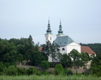 Vranov: Pohled na kostel z turistické cesty na Babí lom - od západu