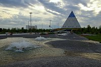 Vodní kaskáda před pyramidou