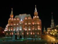 Budova Státního historického muzea se sochou maršála Žukova
