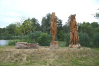Dřevěné sochy u jezírek