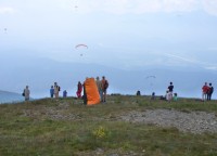 V létě je hlavní atrakcí paragliding