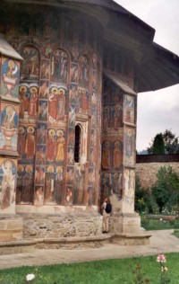 Místní kláštery: Biblické "komixy" po vnejších zdech klášterních kostelů patří k charakteristickým prvkům tzv. wooldacského slohu
