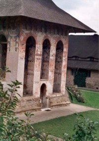Klášter v objektu Moldovita: Průčelí kostela v klášteře objektu Moldovita u obce Vatra Moldovitei

